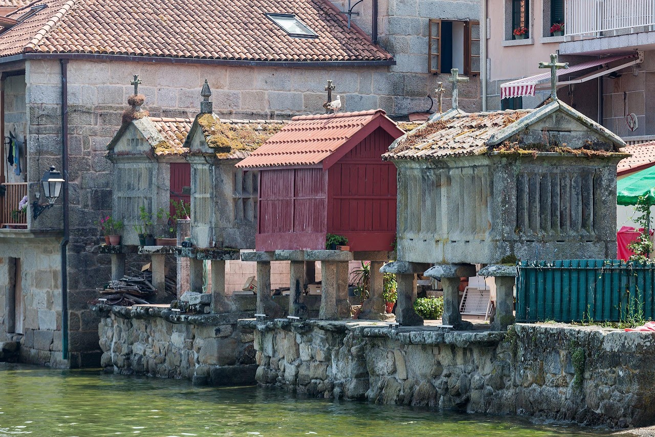 Hórreos de Combarro al borde del mar