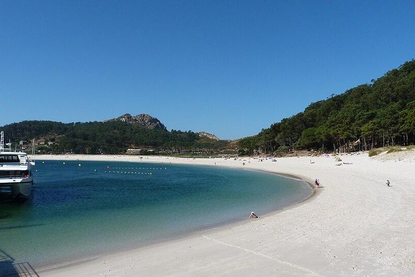Playa de las Rías Baixas con vistas a las islas
